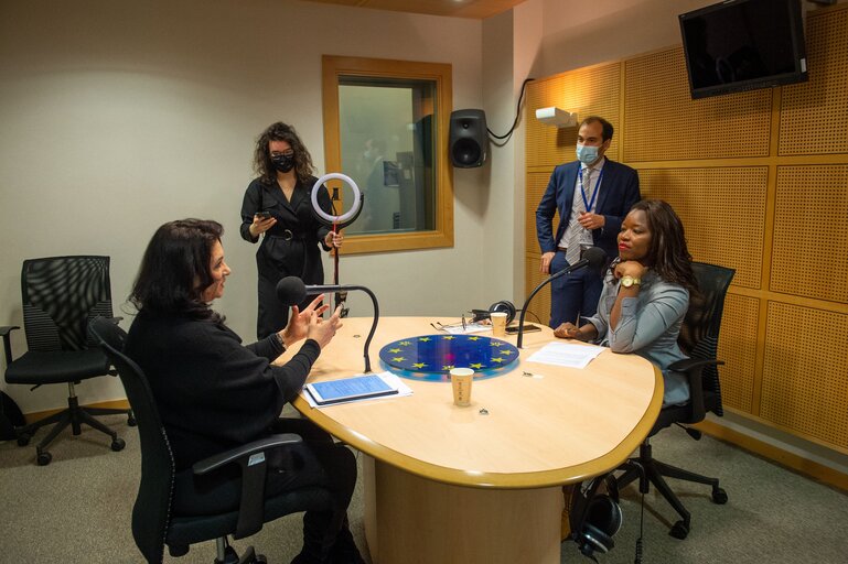 Fotografie 14: Podcast - Conversation with Assita KANKO